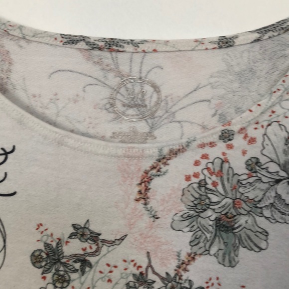 White floral tshirt - Picture 2 of 4